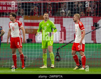 05.03.2024, Fussball UEFA Championsleague 2023/2024: Achtelfinale, FC Bayern München - Lazio Rom, in der Allianz-Arena München. Die Abwehr steht, v.li: Leon Goretzka FC Bayern München, Torwart Manuel neuer FC Bayern München, Matthijs de Ligt FC Bayern München ***DFL- und DFB-Vorschriften verbieten jede Verwendung von Fotografien als Bildsequenzen und/oder Quasi-Video.*** 05.03.2024. Championsleague, FCB-Latium Rom 05.03.2024. Championsleague, FCB-Lazio Rom *** 05 03 2024, Fußball UEFA Championsleague 2023 2024 Achtelfinale, FC Bayern München Latium Rom, in der Allianz Arena München die Verteidigung, von le Stockfoto