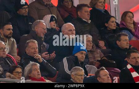 05.03.2024, Fussball UEFA Championsleague 2023/2024: Achtelfinale, FC Bayern München - Lazio Rom, in der Allianz-Arena München. v.li: Ex-Vorstandsvorsitzender Karl-Heinz Rummenigge FC Bayern München und Ehren-Präsident Uli Hoeneß FC Bayern München, Hoeness **DFL und DFB verbieten jede Verwendung von Fotografien als Bildsequenzen und/oder Quasi-Video.*** 05.03.2024. Championsleague, FCB-Latium Rom 05.03.2024. Championsleague, FCB-Lazio Rom *** 05 03 2024, Fußball UEFA Championsleague 2023 2024 Achtelfinale, FC Bayern München Latium Rom, in der Allianz Arena München von links Ex-Vorsitzender der B Stockfoto