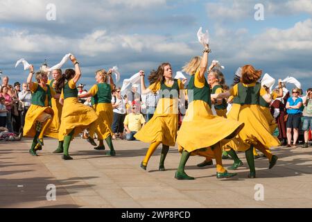 Morris und traditionelle Tänzer bei der Whitby Folk Week Stockfoto