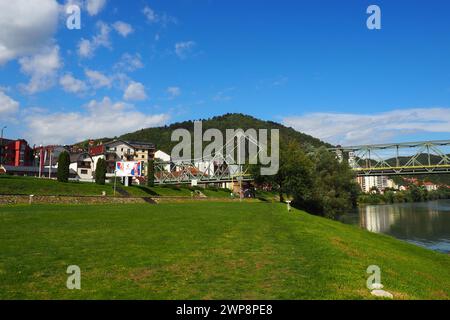 Zvornik, Bosnien und Herzegowina, Mali Zvornik, Serbien, September 29 2022 Fluss Drina. Metallbrücke über die Drina. Randpunkt. Blick auf die serbischen Küsten Stockfoto