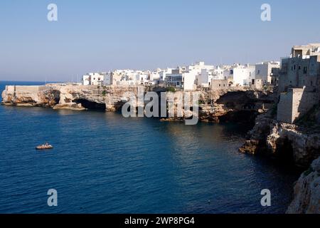 Italien Apulia Polignano a Mare (BA): Blick auf die Küste mit dem Dorf Stockfoto