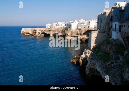 Italien Apulia Polignano a Mare (BA): Blick auf die Küste mit dem Dorf Stockfoto