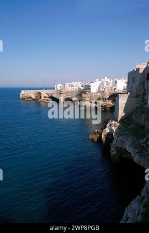 Italien Apulia Polignano a Mare (BA): Blick auf die Küste mit dem Dorf Stockfoto