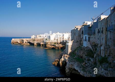 Italien Apulia Polignano a Mare (BA): Blick auf die Küste mit dem Dorf Stockfoto