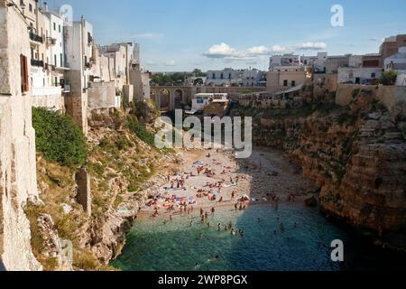 Italien Apulien Polignano a Mare (BA): Blick auf die Küste und den Strand Lama Monachile Stockfoto