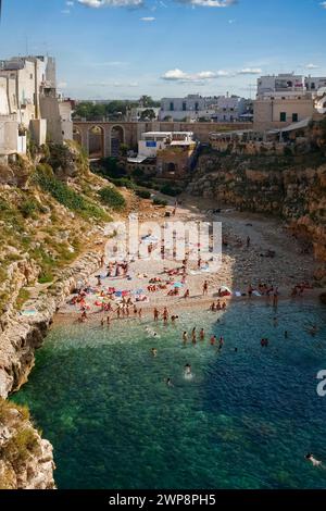 Italien Apulien Polignano a Mare (BA): Blick auf die Küste und den Strand Lama Monachile Stockfoto