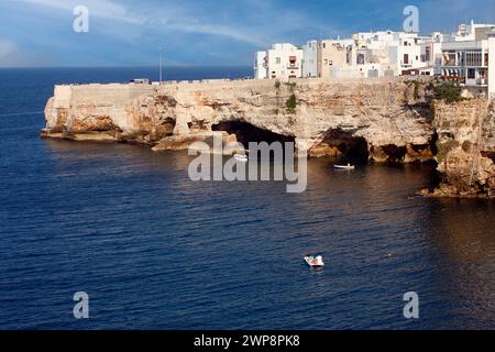 Italien Apulia Polignano a Mare (BA): Blick auf die Küste mit dem Dorf Grotta Palazzese Stockfoto