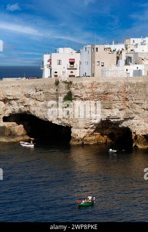 Italien Apulia Polignano a Mare (BA): Blick auf die Küste mit dem Dorf Grotta Palazzese Stockfoto
