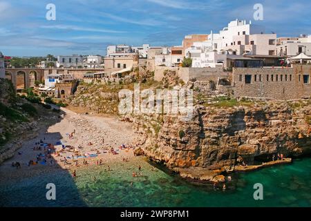 Italien Apulien Polignano a Mare (BA): Blick auf die Küste und den Strand Lama Monachile Stockfoto