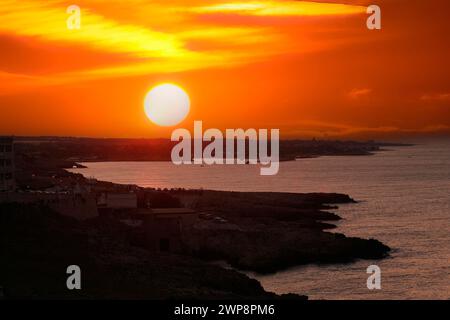 Italien Apulien Polignano a Mare (BA): Blick auf die Küste Stockfoto