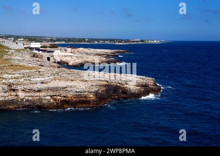 Italien Apulien Polignano a Mare (BA): Blick auf die Küste Stockfoto