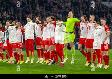 05.03.2024, Fussball UEFA Championsleague 2023/2024: Achtelfinale, FC Bayern München - Lazio Rom, in der Allianz-Arena München. Schlussjubel der Bayernspieler. Harry Kane FC Bayern München, Min-jae Kim Bayern München, Minjae Kim, Torwart Manuel neuer FC Bayern München, Thomas Müller FC Bayern München, Matthijs de Ligt FC Bayern München, Joshua Kimmich FC Bayern München ***DFL- und DFB-Vorschriften verbieten jede Verwendung von Fotografien als Bildsequenzen und/oder Quasi-Video.*** 05.03.2024. Championsleague, FCB-Latium Rom 05.03.2024. Championsleague, FCB-Latium Rom *** 05 03 2024, Fußball-UEFA-Champion Stockfoto