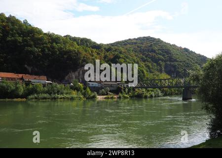 Mali Zvornik, Serbien, 29. September 2022. Drina Fluss in der Nähe von Banja Koviljaca, Blick auf die Küste Serbiens von BiH. Der Fluss des Wassers, das Grün auf dem Stockfoto