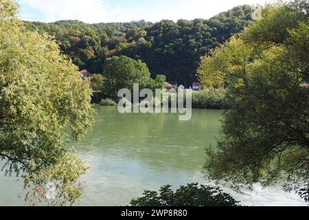 Mali Zvornik, Serbien, 29. September 2022. Drina Fluss in der Nähe von Banja Koviljaca, Blick auf die Küste Serbiens von BiH. Der Fluss des Wassers, das Grün auf dem Stockfoto