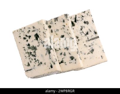 Blauer Schimmelkäse isoliert auf weißem Hintergrund mit Schneidepfad, drei Stück Käse mit Schimmel Stockfoto