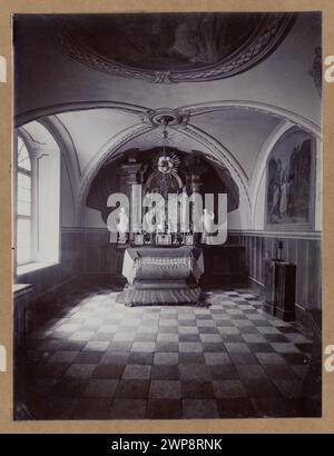 Innenansicht des Altars in der Kapelle St. Józef im Kloster Jasna Góra in Częstochowa mit religiösen Dekorationen und heiligen Gegenständen, fotografiert von Stanisław Trzciński um 1896. Stockfoto