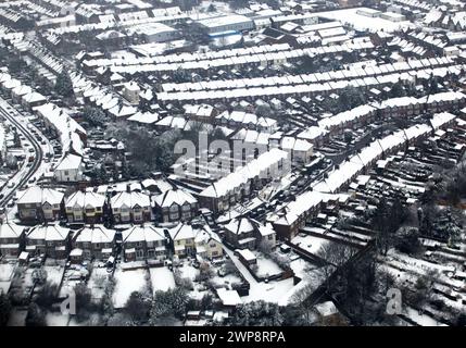 11/02/13 Beste Qualität verfügbar - durch das Flugzeugfenster aufgenommen Luftaufnahme von Luton, Bedfordshire, nach starkem Schneefall heute Nachmittag. In Ordnung Stockfoto