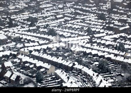 11/02/13 Beste Qualität verfügbar - durch das Flugzeugfenster aufgenommen Luftaufnahme von Luton, Bedfordshire, nach starkem Schneefall heute Nachmittag. In Ordnung Stockfoto