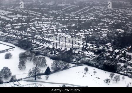 11/02/13 Beste Qualität verfügbar - durch das Flugzeugfenster aufgenommen Luftaufnahme von Luton, Bedfordshire, nach starkem Schneefall heute Nachmittag. In Ordnung Stockfoto