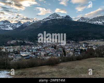 Drohnenansicht von Andalo mit Berguntergrund im Winter. Skigebiet Paganella Andalo, Trentino-Südtirol, Italien. Italienische Dolomiten, Pag Stockfoto