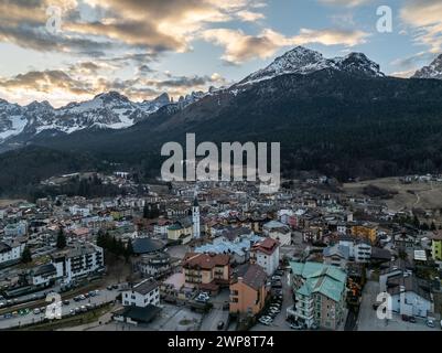 Drohnenansicht von Andalo mit Berguntergrund im Winter. Skigebiet Paganella Andalo, Trentino-Südtirol, Italien. Italienische Dolomiten, Pag Stockfoto