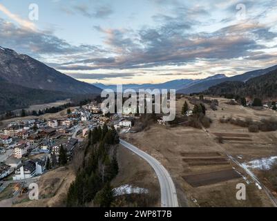 Drohnenansicht von Andalo mit Berguntergrund im Winter. Skigebiet Paganella Andalo, Trentino-Südtirol, Italien. Italienische Dolomiten, Pag Stockfoto