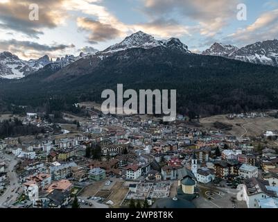 Drohnenansicht von Andalo mit Berguntergrund im Winter. Skigebiet Paganella Andalo, Trentino-Südtirol, Italien. Italienische Dolomiten, Pag Stockfoto