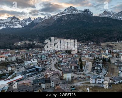 Drohnenansicht von Andalo mit Berguntergrund im Winter. Skigebiet Paganella Andalo, Trentino-Südtirol, Italien. Italienische Dolomiten, Pag Stockfoto