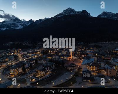 Drohnenansicht von Andalo bei Nacht mit Berghintergrund im Winter. Skigebiet Paganella Andalo, Trentino-Südtirol, Italien., italienisches Dolo Stockfoto