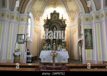 Hochaltar in der Pfarrkirche des Unbefleckten Herzens Mariens in Ilova, Kroatien Stockfoto