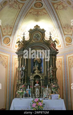 Hochaltar in der Pfarrkirche des Unbefleckten Herzens Mariens in Ilova, Kroatien Stockfoto