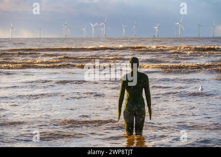 Statue von einem anderen Ort von Antony Gormley am Crosby Beach Merseyside. Stockfoto