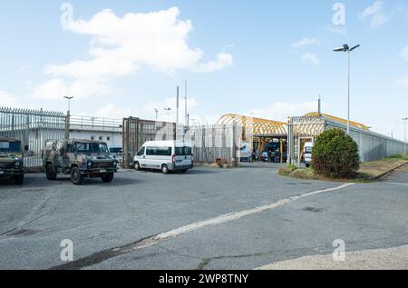 Roma, Italien. März 2024. 03/2024 - Roma, Italia - Cronaca - CPR di Ponte Galeria punto stampa dei Senatori dopo la visita a sorpresa all'interno del CPR. Nella foto l'ingresso del CPR di Ponte Galeria CPR von Ponte Galeria Pressestelle der Senatoren nach dem Überraschungsbesuch in der CPR. Quelle: LaPresse/Alamy Live News Stockfoto