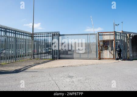 Roma, Italien. März 2024. 03/2024 - Roma, Italia - Cronaca - CPR di Ponte Galeria punto stampa dei Senatori dopo la visita a sorpresa all'interno del CPR. Nella foto l'ingresso del CPR di Ponte Galeria CPR von Ponte Galeria Pressestelle der Senatoren nach dem Überraschungsbesuch in der CPR. Quelle: LaPresse/Alamy Live News Stockfoto