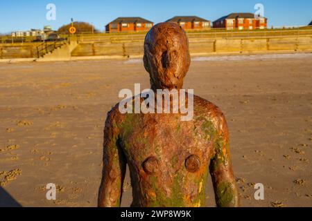 Statue von einem anderen Ort von Antony Gormley am Crosby Beach Merseyside. Stockfoto