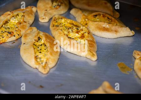 Vintage Oven Delights: Köstliche gefüllte Backwaren erwarten Sie im Old Oven, Eine kulinarische Tradition Stockfoto