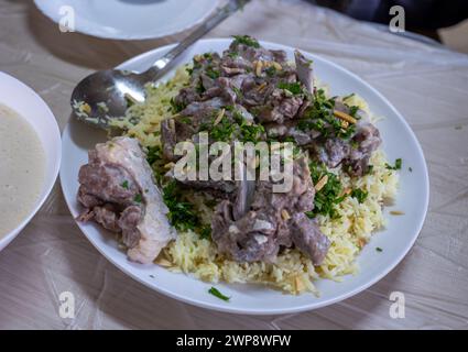 Mansaf und Marmelade serviert auf dem Tisch, mit Kopierraum Stockfoto