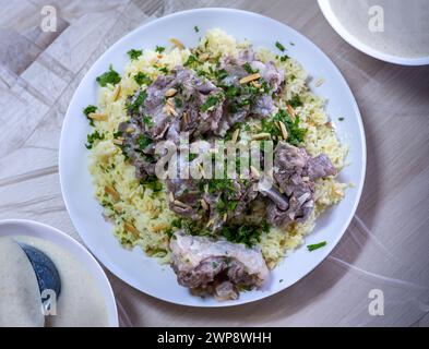 Mansaf und Marmelade serviert auf dem Tisch, mit Kopierraum Stockfoto