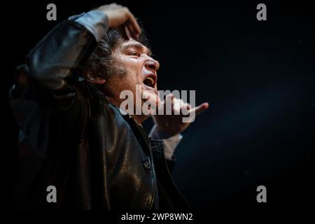 Buenos Aires, Argentinien. Oktober 2023. Javier Milei spricht während seiner Abschlusszeremonie für den argentinischen Präsidenten. (Foto: Santiago Oroz/SOPA Images/SIPA USA) Credit: SIPA USA/Alamy Live News Stockfoto