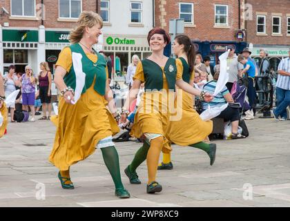 Morris und traditionelle Tänzer bei der Whitby Folk Week Stockfoto