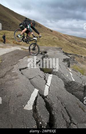 03/13 Verdreht, eingerastet und geschnallt, ist ein einst gewundener schwarzer Asphalt in unvorstellbare Formen und Strukturen verformt. De Stockfoto