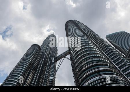 Kuala Lumpur, Malaysia - 2. November 2023: Blick auf die Petronas Twin Towers von unten nach oben. Stockfoto