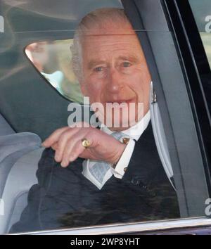 London, Großbritannien. März 2024. *** EXKLUSIV *** SONDERTARIFE *** 06.03.2024. London, Großbritannien. König Karl III. Sieht, wie er lächelnd und der Öffentlichkeit zuwinkt, als er das Clarence House in Westminster verlässt. König Karl III., der derzeit wegen Krebs behandelt wird, verpasste kürzlich eine Gedenkfeier für den verstorbenen König Konstantin von Griechenland auf Schloss Windsor. (Foto: Ben Cawthra/SIPA USA) **KEINE VERKÄUFE in Großbritannien** Credit: SIPA USA/Alamy Live News Stockfoto