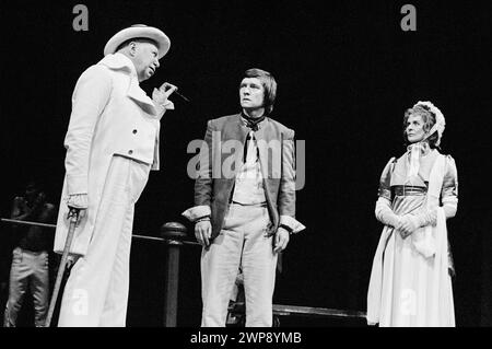 l-r: Bill Fraser (Admiral Lord Radstock), Tom Courtenay (John Clare), Isabel Dean (Mrs Emmerson) in THE FOOL von Edward Bond am Royal Court Theatre, London SW1 18/11/1975 Design: William Dudley Beleuchtung: Andy Phillips Regisseur: Peter Gill Stockfoto