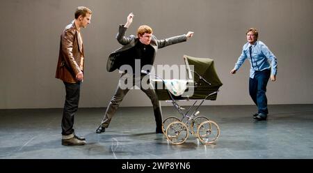 Die Baby-Stoning-Szene - l-r: Joel Gillman (Mike), Billy Seymour (Colin), Bradley Gardner (Barry) in SAVED by Edward Bond at the Lyric Hammersmith Theatre, London W6 13/10/2011 Design: Paul Wills Beleuchtung: Oliver Fenwick Regisseur: Sean Holmes Stockfoto