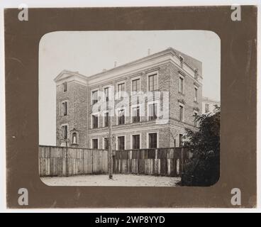 Ein Foto aus dem späten 19. Jahrhundert, das das Nazareth-Gebäude in Warschau zeigt und architektonische Details und den urbanen Kontext veranschaulicht. Stockfoto