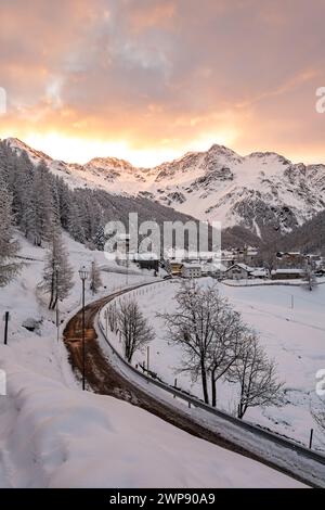 Wunderschöner Sonnenaufgang über verschneiten Berggipfeln in Sulden, den europäischen Alpen Stockfoto