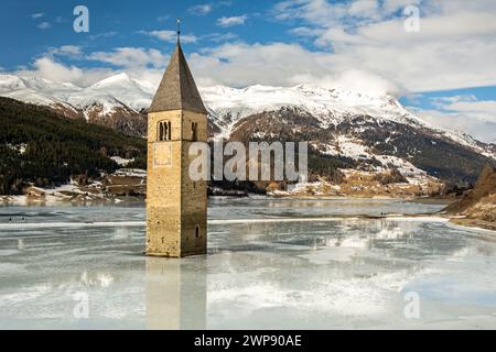 Überfluteter Kirchturm im Reschensee in Südtirol, Italien Stockfoto