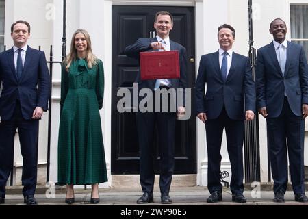 London, Großbritannien. März 2024. (L-R) - Gareth Davies - Finanzsekretärin im Finanzministerium, Laura Trott - Finanzsekretärin im Finanzministerium, Jeremy Hunt - Finanzminister im Finanzministerium, Nigel Huddleston - Finanzsekretärin im Finanzministerium, BIM Afolami – Wirtschaftssekretär im Finanzministerium außerhalb der Downing Street 11, bevor er ins Parlament abreist, wo der Kanzler eine Erklärung zum Frühjahrshaushalt 2024 abgeben wird. Quelle: Justin Ng/Alamy Live News. Stockfoto