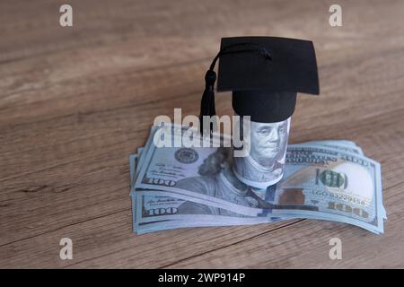 Nahaufnahme von Graduiertenkappe und Geld auf dem Tisch. Stipendium, Bildungsbeitrag-Konzept. Kopierbereich für Text. Stockfoto